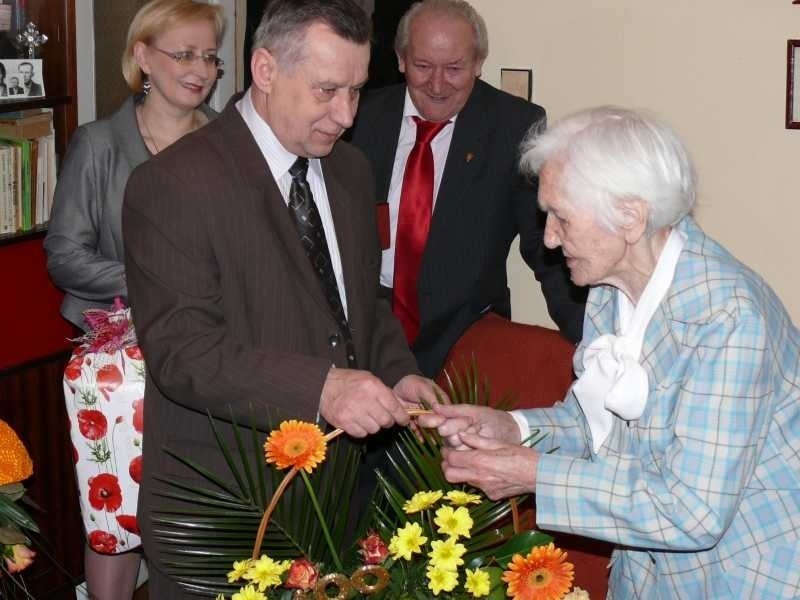 Życzenia złożył jubilatce wiceburmistrz Tadeusz Bator.