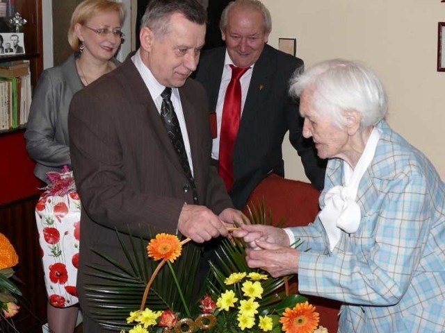 Życzenia złożył jubilatce wiceburmistrz Tadeusz Bator.  