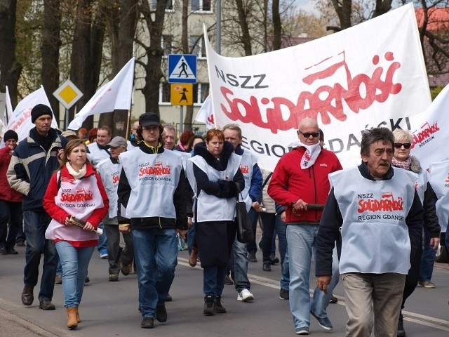 W obronie miejsc pracy w szpitalu pikietowali dziś w Białogardzie związkowcy z Solidarności. Słychać było syreny, bębny, gwizdki. 