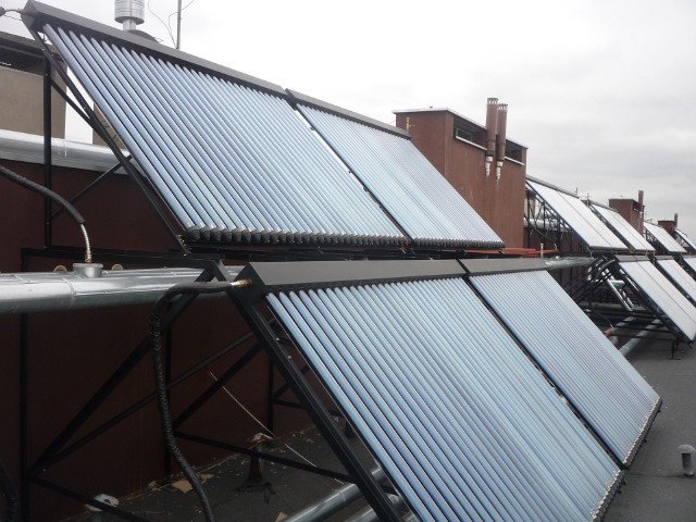 kolektory słoneczneW budynku zainstalowano centralny system ogrzewania, który jest zasilany m.in. z kolektorów słonecznych (28 sztuk po 5 mkw., co daje w sumie 140 mkw. powierzchni), umieszczonych na dachu bloku.