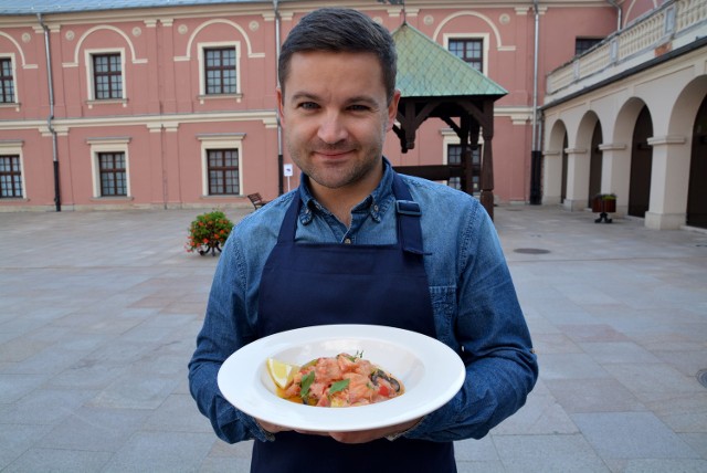 Dawid Furmanek przyrządza dorsza. Aż ślinka cieknie