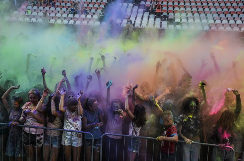 Eksplozja kolorów w Jastrzębiu. Barwna chmura nad stadionem