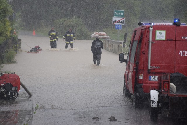 Zalanych zostało wiele ulic w Miastku (kilka jest nieprzejezdnych), są podtopione piwnice i posesje. Woda zalała także park przed ratuszem. Z żywiołem walczą strażacy. Dodajmy jeszcze, że znacznie podniósł się poziom wody w Studnicy. (ang)