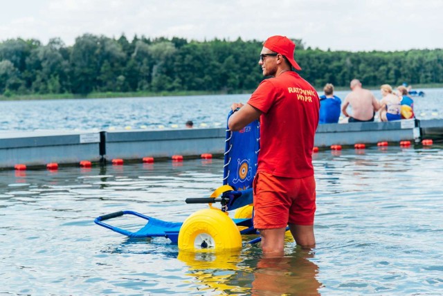 Przystosowanie kąpielisk dla osób o specjalnych potrzebach to kolejny krok, pozwalający na ułatwienie niepełnosprawnym codziennego funkcjonowania w mieście.