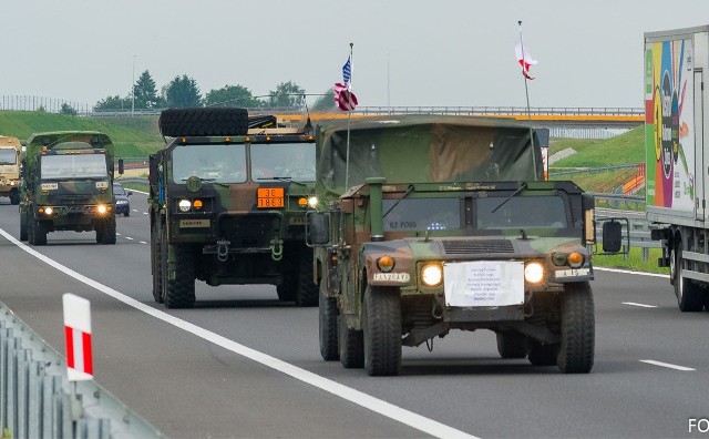 Kolumny pojazdów wojskowych od soboty, 12 lutego będzie można spotkać na drogach 11 województw. Wojskowe auta pojawią się m.in. na autostradzie A1Zobacz kolejne zdjęcia. Przesuwaj zdjęcia w prawo - naciśnij strzałkę lub przycisk NASTĘPNE