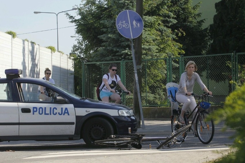 Wrocław: Radiowóz potrącił rowerzystę na ścieżce przy Borowskiej (ZDJĘCIA)