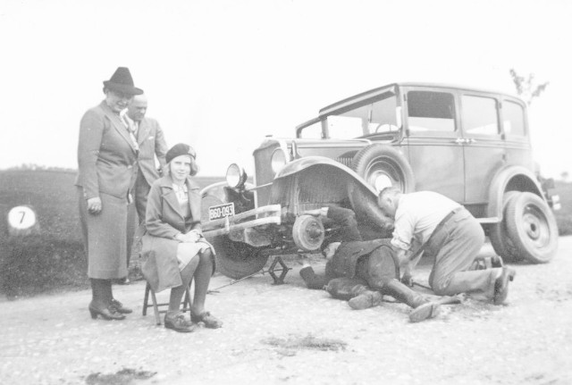 Czerwiec 1939 r., wycieczka nad jezioro Lipkusz. Pani Irena siedzi, za nią stoi jej mama i Józef Häusler. Tata pani Ireny i szofer Häuslerów wymieniają koło.