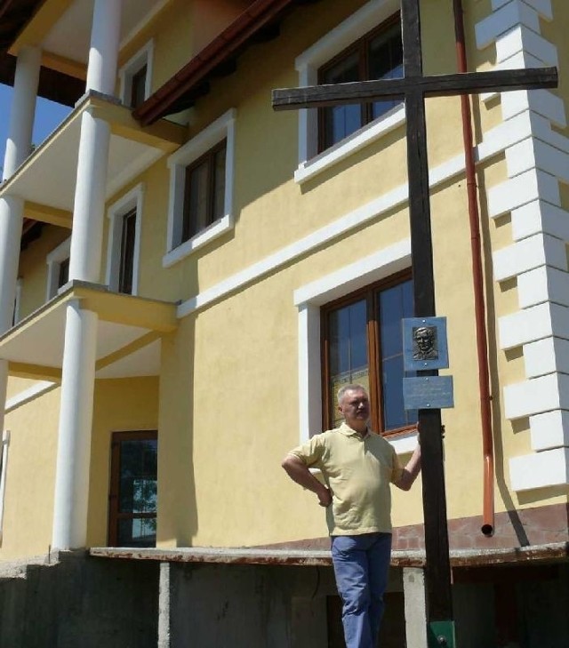 Czerwiec 2012 roku - Czesław Obara przy krzyżu, który przewiózł z kokoszej górki w Stalowej Woli na swoją posesję w Zaklikowie.