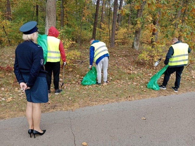 Skazani w ostatni weekend 8 i 9 października sprzątali lasy w okolicy Dobieszyna.
