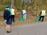 Sprzątanie lasu w Dobieszynie w gminie Stromiec. Skazani z aresztu w Grójcu po raz kolejny wzięli udział w akcji. Zobacz zdjęcia