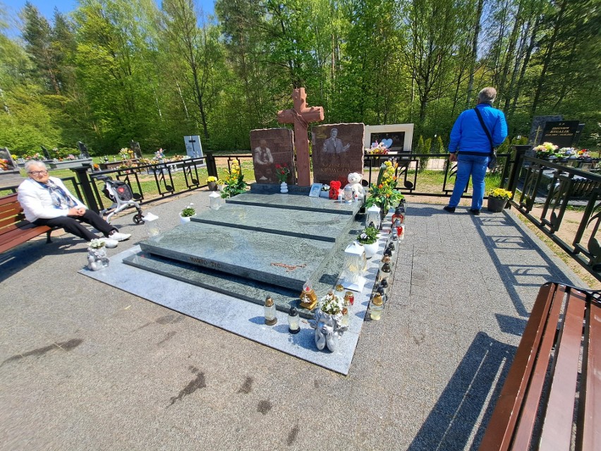 Fani znów przyjeżdżają na grób Krzysztofa Krawczyka. Chcą zobaczyć nowy płotek?