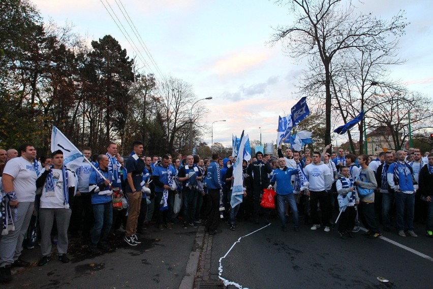 Kibice Lecha Poznań idą ulicami miasta na stadion!