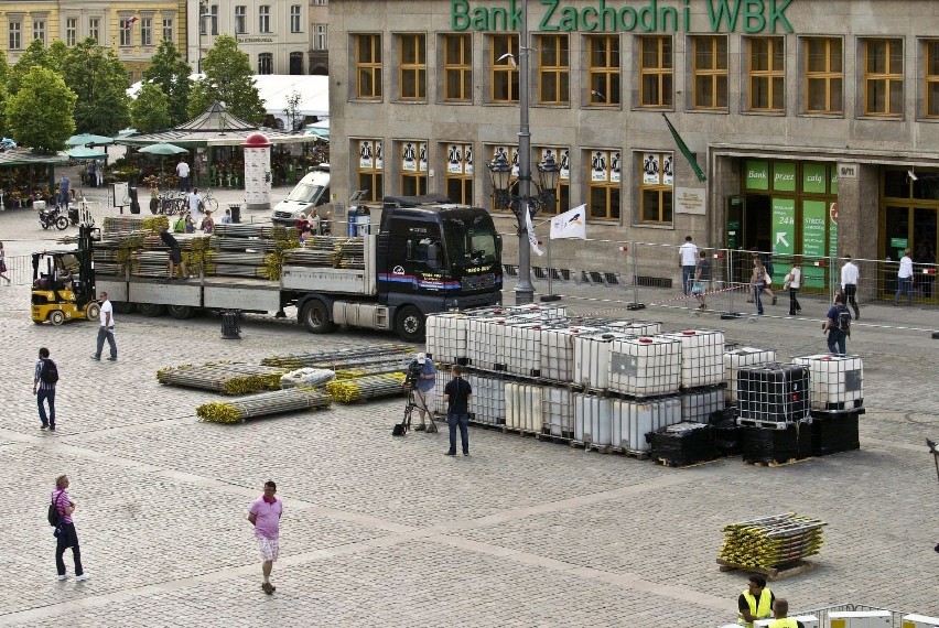 Budują strefę kibica. Otaczają Rynek płotem (ZDJĘCIA)