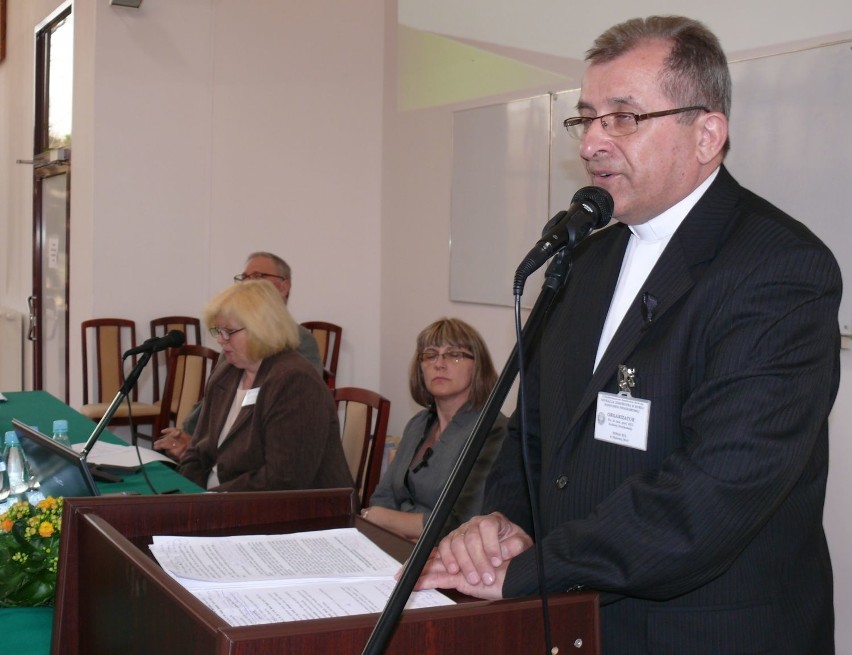 Ks. prof. Andrzej Gretkowski, dyrektor Instytutu Pedagogiki,...