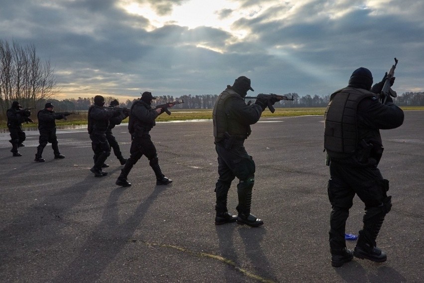 Policjanci ze Słupska ćwiczyli na poligonie pod Ustką