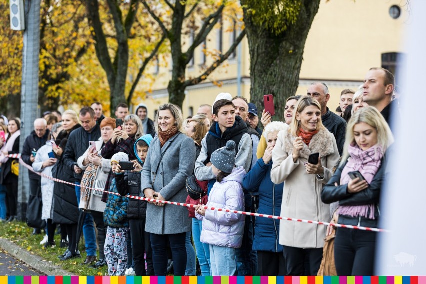 Białystok. Przysięga żołnierzy dobrowolnej zasadniczej służby wojskowej. 54 elewów wypowiedziało słowa roty