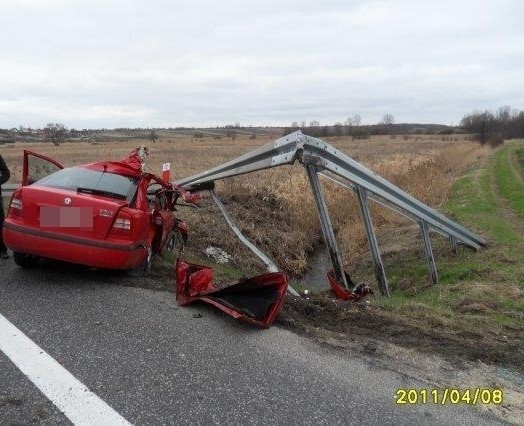 Skoda wjechała w metalową barierę. Dwie osoby ranne (zdjęcia)