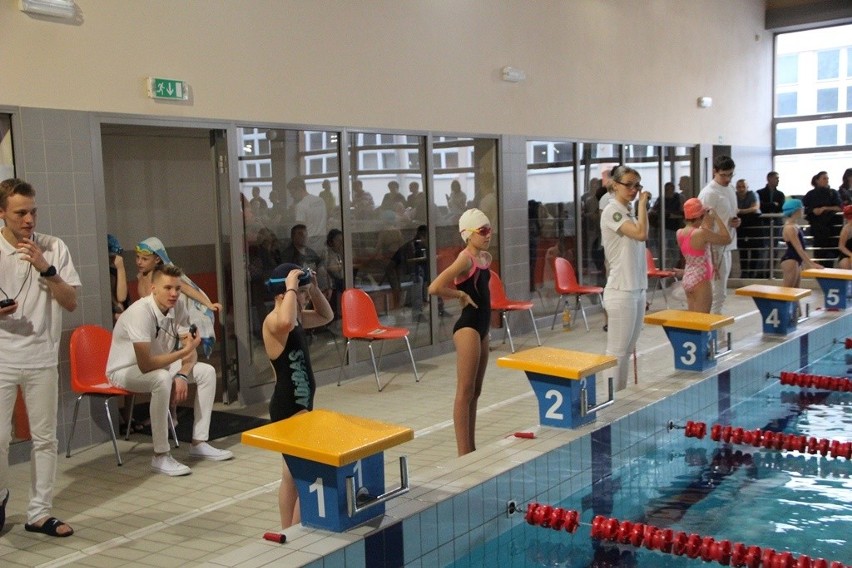Wielkie emocje w Mistrzostwach Kielc Szkół Podstawowych w pływaniu. Rywalizowały klasy III - IV [DUŻO ZDJĘĆ]