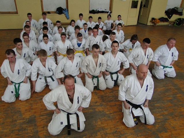 Zawodnicy Ostrołęckiego Klubu Karate Kyokushin ciężko pracują na swoje sukcesy.
