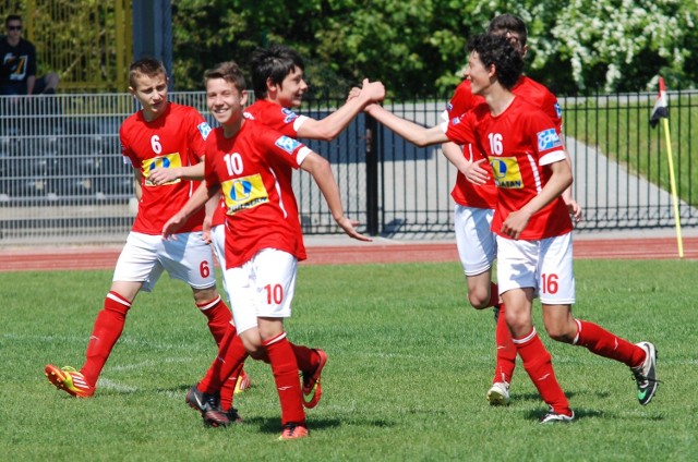 Tak, po zdobyciu bramki cieszyli się piłkarze Szwajcarii z Chmielnika. Gola strzelił Filip Gołębiowski (pierwszy z prawej).