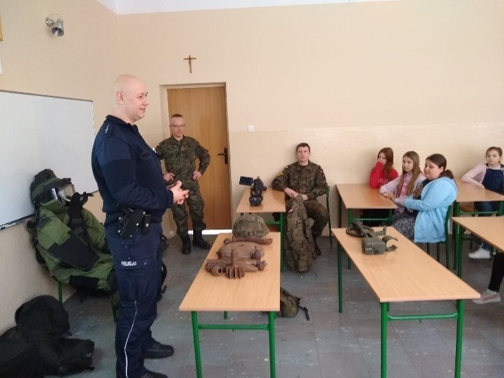 Policja oraz saperzy odwiedzili uczniów szkoły podstawowej w Cecylówce Brzózkiej