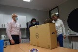 Gdynia: Kampania #dzielmysiedobrem trwa. Przekazano komputery kolejnym dzieciom. 08.02.2021