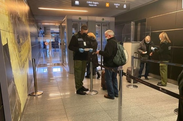 Strażnicy graniczni zatrzymali na lotnisku we Wrocławiu Ukraińców, którzy złamali zasady kwarantanny.