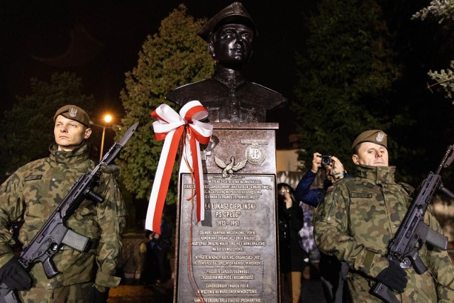 Terytorialsi odsłonili pomnik swojego patrona - płk. Cieplińskiego