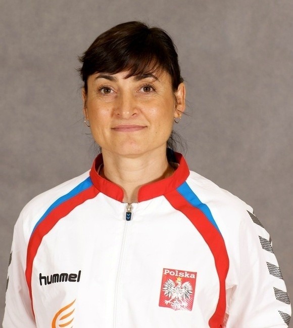 Iwona Nabożna jest wielokrotną reprezentantką Polski w piłce ręcznej, przez wiele lat była gwiazdą lubelskiego Montexu, a obecnie pełni rolę asystentki duńskiego trenera Kima Rasmussena w kadrze Polski kobiet 