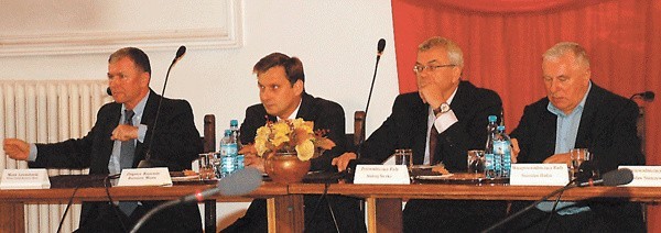 Wczorajsza sesja, na której odchodzący burmistrz Marek Lewandowski zamienił się władzą ze Zbigniewem Raczewskim. Siedzą od lewej: Lewandowski, Raczewski, przewodniczący rady Andrzej Świrko i wiceprzewodniczący Stanisław Hatłas. 