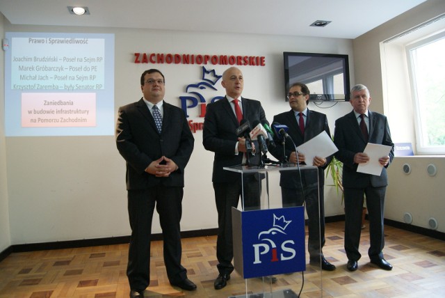 PiS: Platforma niszczy gospodarczo Pomorze ZachodnieOd lewej: B. senator Krzysztof Zaremba, poseł Joachim Brudziński, europoseł Marek Gróbarczyk i poseł Michał Jach.