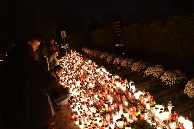 Cmentarz w Rybniku rozświetlony tysiącami zniczy. Rybniczanie pamiętają o powstańcach i żołnierzach