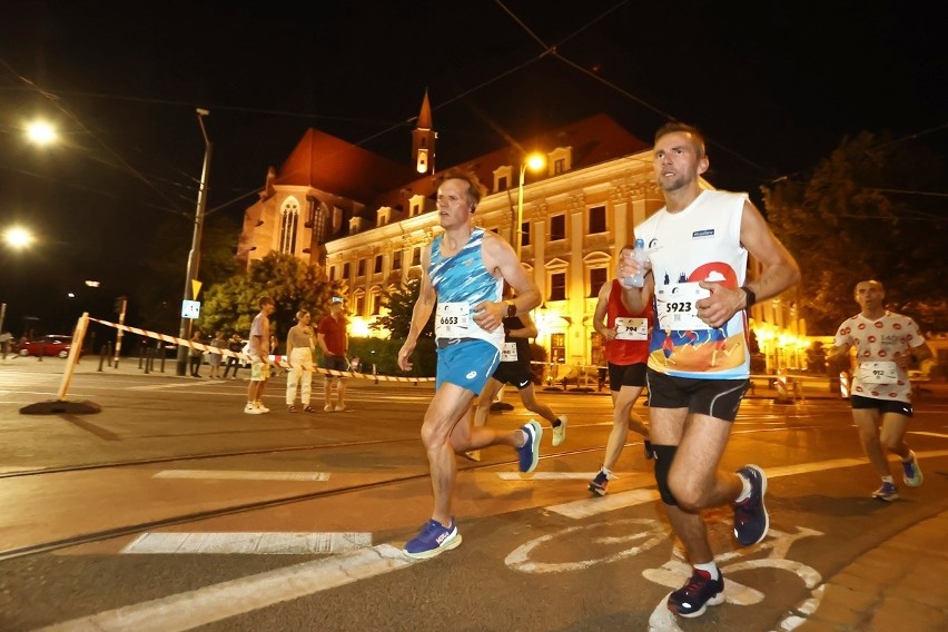 Nocny półmaraton na ulicach Wrocławia. Bardzo popularny bieg...