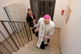 Biskup Andrzej Czaja po dwóch latach przerwy zachęca do przyjmowania kolędy. Jak się zachować podczas odwiedzin księdza