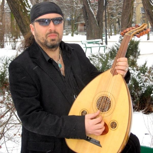 Przy nagraniu płyty użyto kilkudziesięciu orientalnych instrumentów. Mariusz Kowalski z jedenastostrunową lutnią arabską w radomskim Parku Kościuszki.