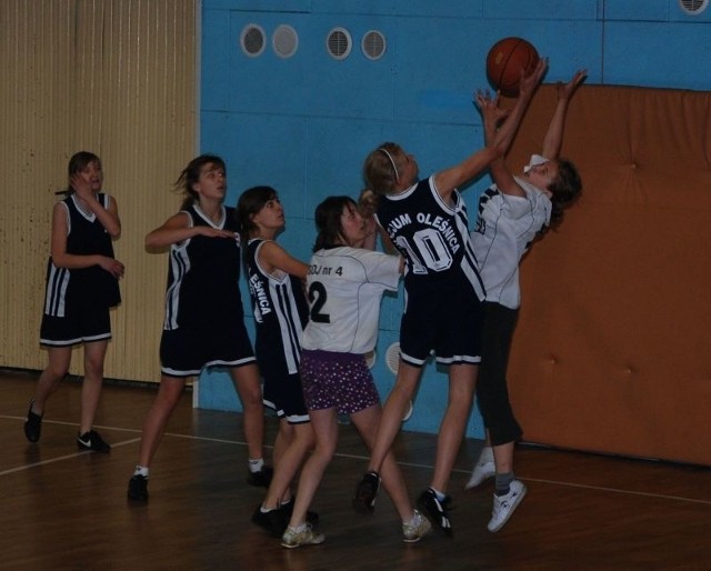 Tak w finale walczyły dziewczęta z gimnazjum w Oleśnicy i Gimnazjum nr 4 z Kielc. Wygrała Oleśnica.