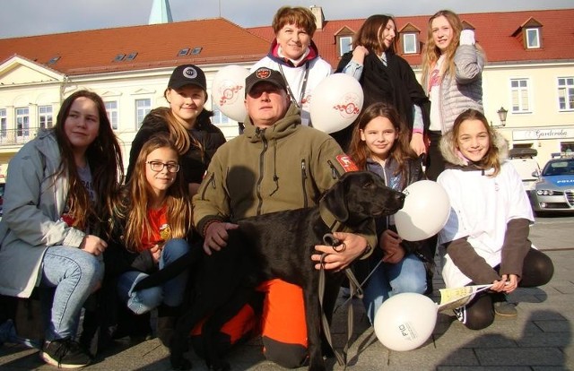 Ratownik z Wieprza Jerzy Herma z Garym podczas pokazu na Rynku w Oświęcimiu