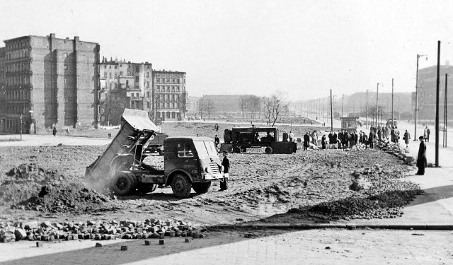 Zdjęcia Wrocławia z lat 60. stanowią podróż w czasie przez niepowtarzalne ulice, architekturę oraz atmosferę tamtych czasów. Zaszły tu nie tylko zmiany historyczne - miasto ewoluowało w ciągu ostatnich dziesięcioleci. Sprawdź!Przechodź do kolejnych slajdów >>>>>