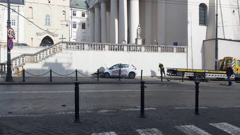 Wypożyczonym samochodem uderzył w mur przy archikatedrze lubelskiej. Obcokrajowiec zapłacił za zniszczony samochód