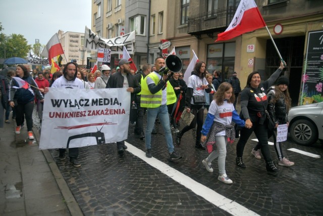 27 września, w niedzielę odbyła się manifestacja w obronie praw, wolności, oraz sprzeciw wobec wykorzystywaniu pandemii. Uczestnicy spotkali się na Placu Jagiellońskim, a następnie przeszli przez ulicę Focha na fontanny. Nieśli ze sobą transparenty, biało-czerwone flagi. "Chodźcie z nami", "Plandemia to ściema", "Wyłącz telewizor, włącz myślenie". Z głośników płynęła piosenka "Kocham wolność" zespołu Chłopcy z Placu Broni. Pikietujący mówili, że z powodu wprowadzonych obostrzeń w kłopotach znalazły się firmy, zamknięte zostały szkoły, a rząd nie miał pomysłu i wizji na przyszłość. Pikietujący zarzucali także mediom, że sieją panikę i strach. - Przyszedł czas powiedzieć "stop" totalitaryzmowi epidemiologicznemu - nawoływali. - Nie można pod płaszczykiem pandemii i strachu zniewalać ludzi mamiąc ich medialnym wirusem - dodawali. Inicjatorem pikiety była grupa społeczna Radomski Zryw. Zobacz zdjęcia >>> 