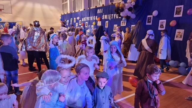 Bal Wszystkich Świętych kolejny raz zorganizowano w parafii świętej Katarzyny w Bytowie.