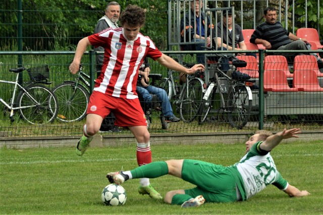 Soła Oświęcim przegrała z Podlasiem Biała Podlaska 0:2. Na zdjęciu Mateusz Wyjadłowski (z lewej, Soła) stara się minąć Pawła Komara (Podlasie). Oświęcimianie zawiedli w najmniej spodziewanym momencie, tracąc szansę postawienia pieczęci na utrzymaniu w gronie trzecioligowców.