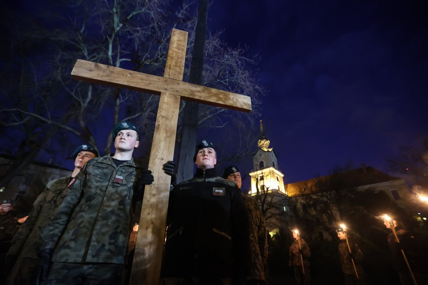 Tłumy wiernych na drodze krzyżowej, która przeszła ulicami Rzeszowa [ZDJĘCIA, WIDEO]