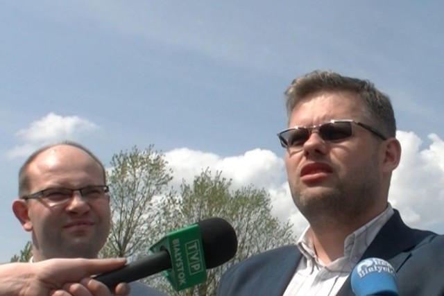 Członkowie PiS - Artur Kosicki (z lewej) i Piotr Jankowski, radny miejski.