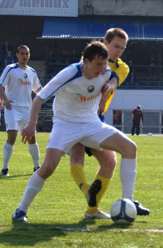 Obrońca Sebastian Duda (na pierwszym planie) ma za sobą kilka występów w seniorskim zespole i w meczu w Gdyni nie zawiódł.