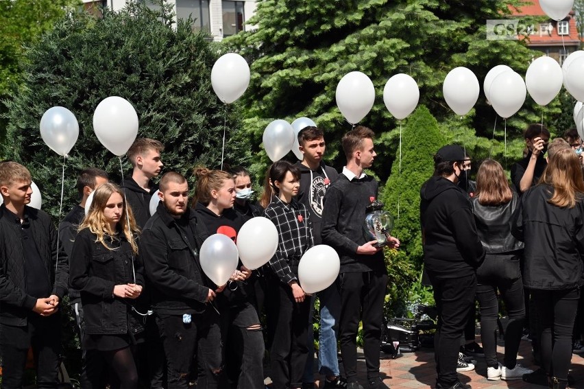 Gryfice. Marsz pamięci zamordowanej Magdy. 18-latkę pożegnali szkolni znajomi. ZDJĘCIA