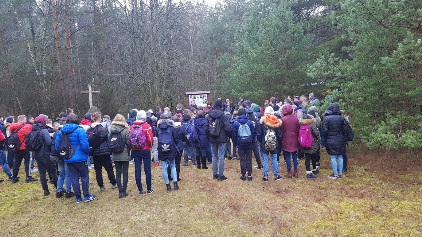 Różan. Uczniowie Zespołu Szkół odwiedzili leśne miejsce pamięci narodowej w Jurgach