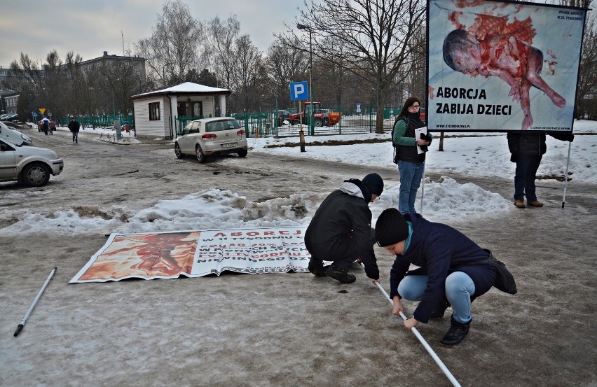 Pikieta antyaborcyjna przed szpitalem na ul. Jaczewskiego (WIDEO, ZDJĘCIA)