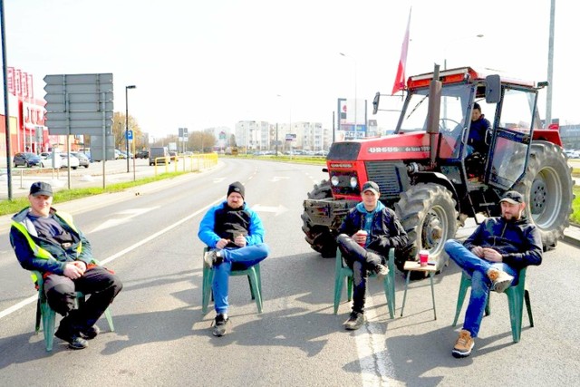 Protestujący rolnicy zablokowali też główne drogi w Toruniu.