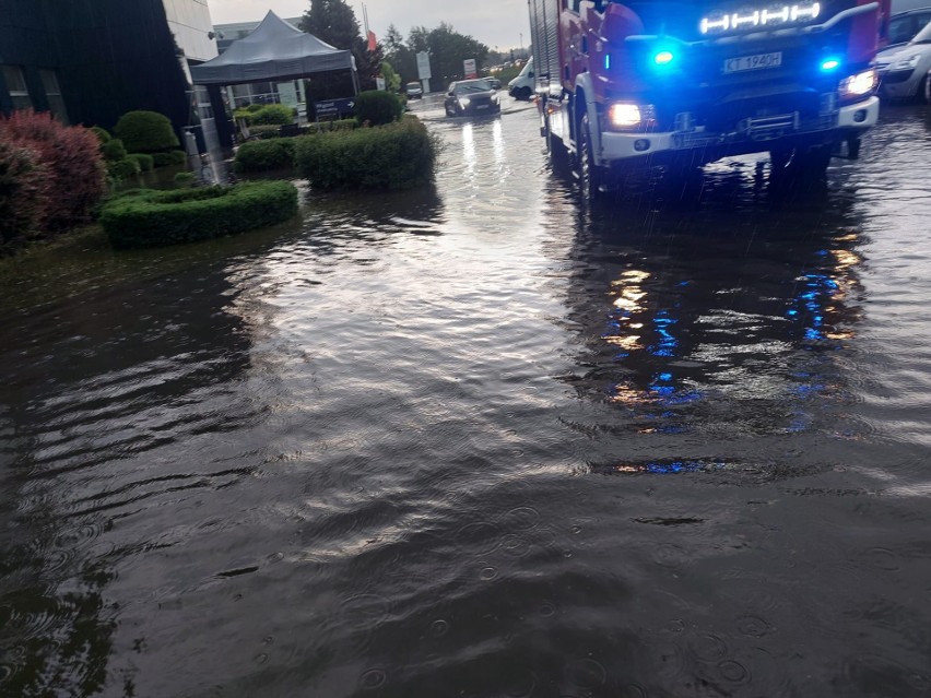 Woda zalała m.in. salon samochodowy w Mikołajowicach